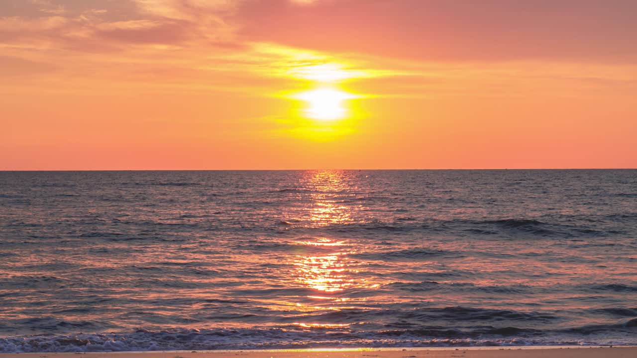 夕暮れは海辺で 夕方のオレンジ色の空に 金色の太陽