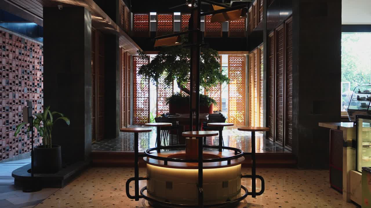 호텔 로비 에 서 있는 바