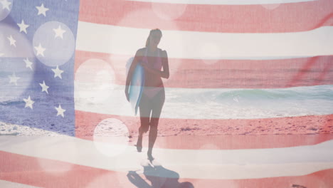 Animation-Von-Lichtpunkten-Und-Amerikanischer-Flagge-über-Einer-Kaukasischen-Frau-Mit-Surfbrett-Am-Sonnigen-Strand