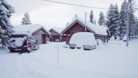 Cabañas-De-Madera-Y-Vehículos-Cubiertos-De-Nieve-Durante-El-Invierno-En-Indre-Fosen,-Noruega---Ancho