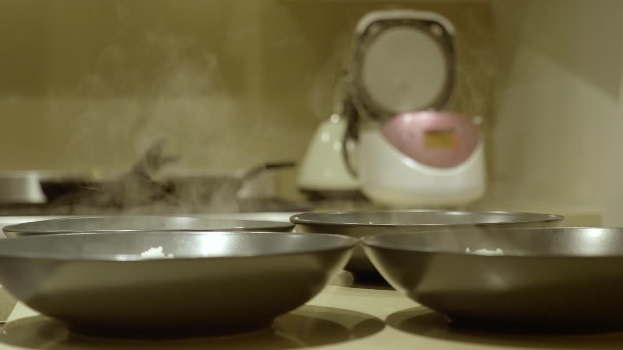 arroz al vapor recién cocinado servido en platos