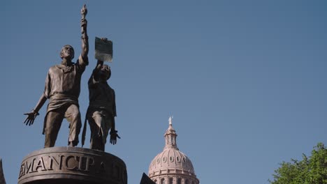 Monumento-A-La-Historia-Afroamericana-De-Texas-En-Los-Terrenos-Del-Edificio-De-La-Capital-Del-Estado-De-Texas