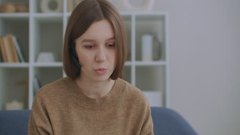 mujer se está comunicando en línea usando portátil con internet y auriculares con micrófono chat en línea soporte técnico