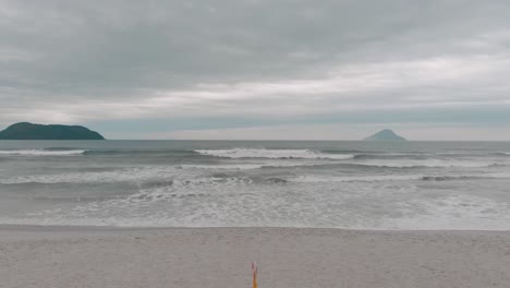 imágenes frontales del mar, día nublado, olas, paisaje de la playa de juquehy, ubatuba, costa norte de são paulo, brasil