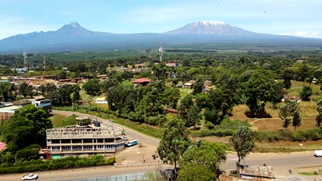 vista aérea de drones mercado al aire libre en la ciudad de loitokitok, kenia y monte kilimanjaro- pueblo rural de kenia