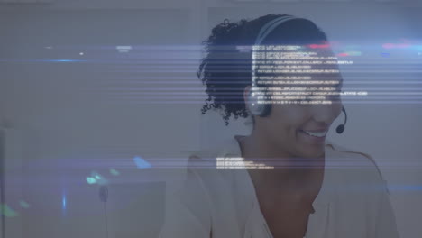 animación del procesamiento de datos sobre una mujer que usa auriculares de teléfono