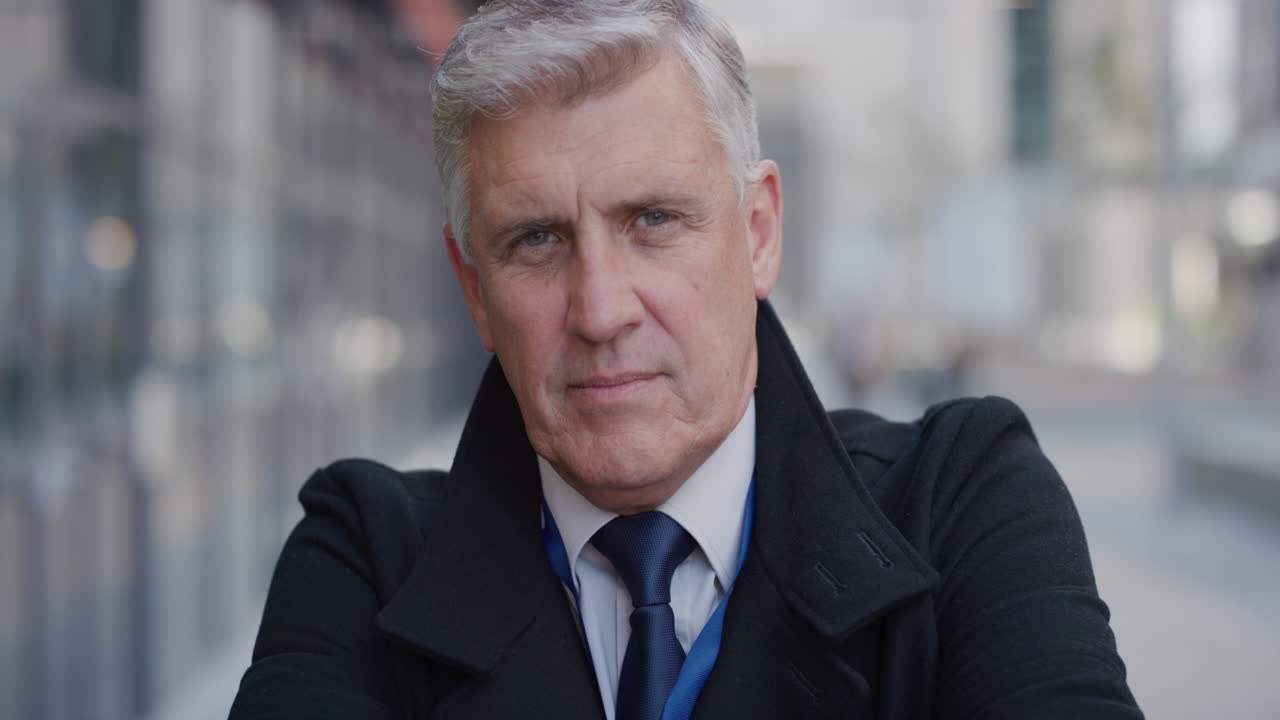 retrato profesional hombre de negocios maduro con aspecto confiado líder corporativo brazos cruzados disfrutando de un exitoso estilo de vida urbano vistiendo moda formal en la ciudad