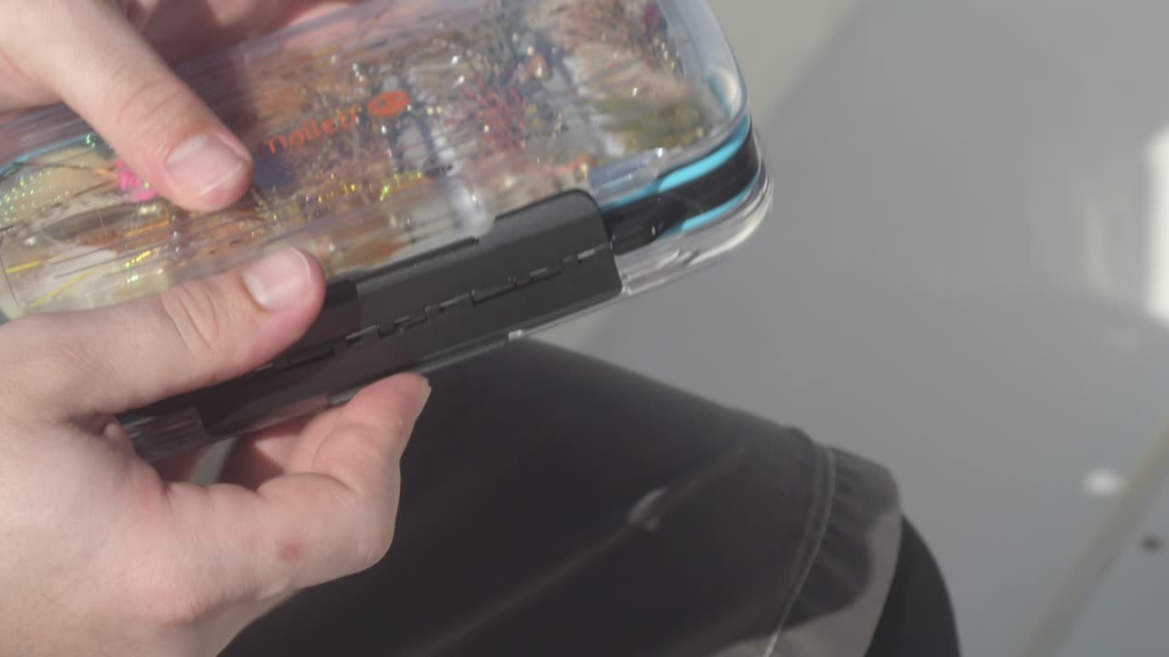 해수 시를 위해 은 개를 가진 양면 장비 상자 안에 파리를 넣는 사람의 상세한 모습