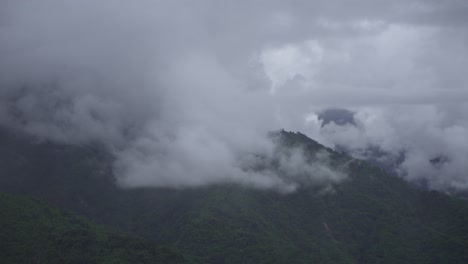 las montañas están cubiertas de nubes