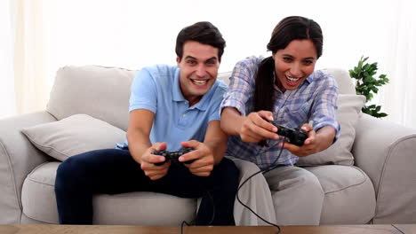 una pareja jugando a un videojuego.