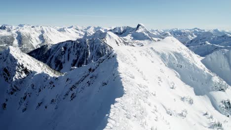 Montaña-Cubierta-De-Nieve-Durante-El-Invierno-4k