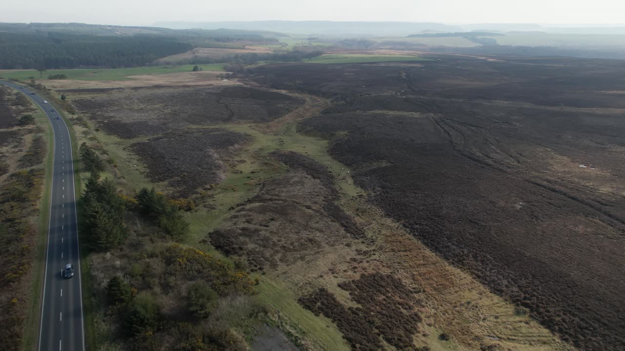 volando sobre la carretera asfaltada en goathland cerca del parque nacional de north york moors en north yorkshire, inglaterra