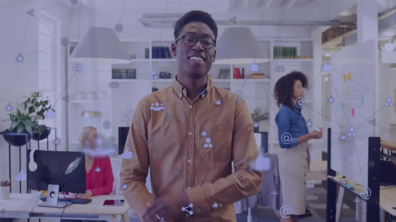 Animazione di icone multimediali su colleghi di diverse etnie che lavorano in ufficio