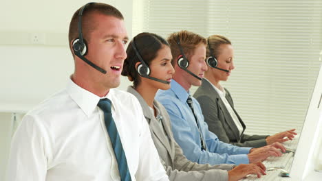 Business-Team-Arbeitet-Im-Callcenter-