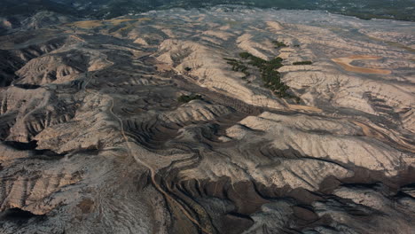 vista aérea de un paisaje seco y erosionado