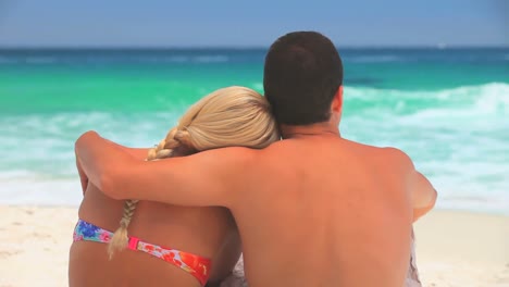 Couple-sitting-looking-at-the-sea-