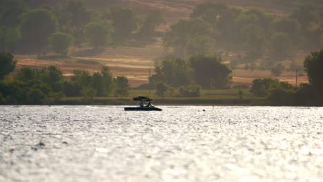 actividades de deportes acuáticos en el embalse de boulder durante la puesta de sol
