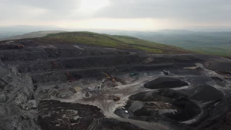 imágenes cinematográficas de drones aéreos de la cantera de borde roan de breedon, kendal, cumbria, reino unido