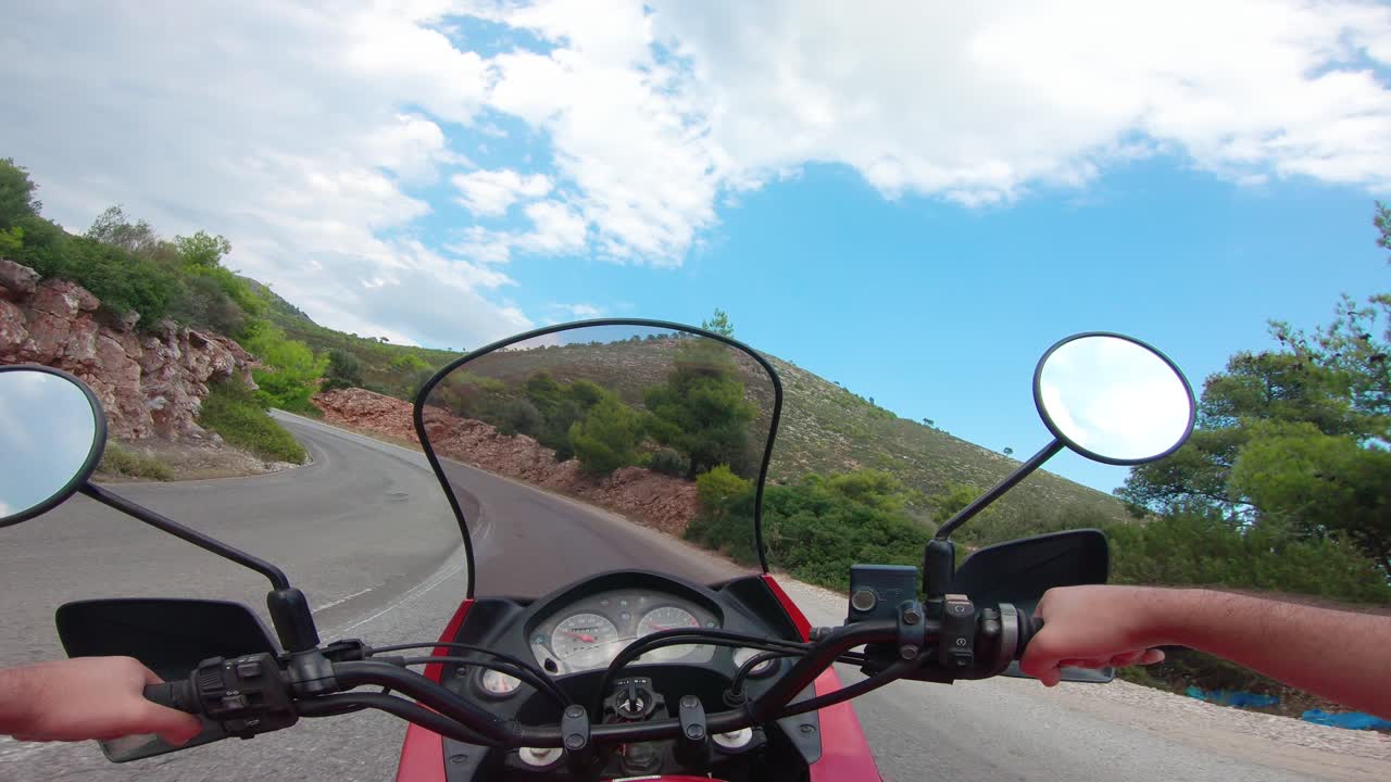 그리스 펜텔리 산에서 오토바이 타기