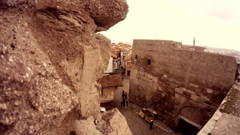 ciudadela hisar vista desde las murallas turistas caminan día nublado ankara