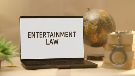 ley de entretenimiento mostrada en la pantalla de la computadora portátil legal