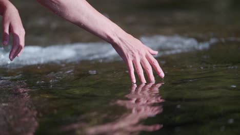 Hand-Bewegt-Sich-über-Wasser