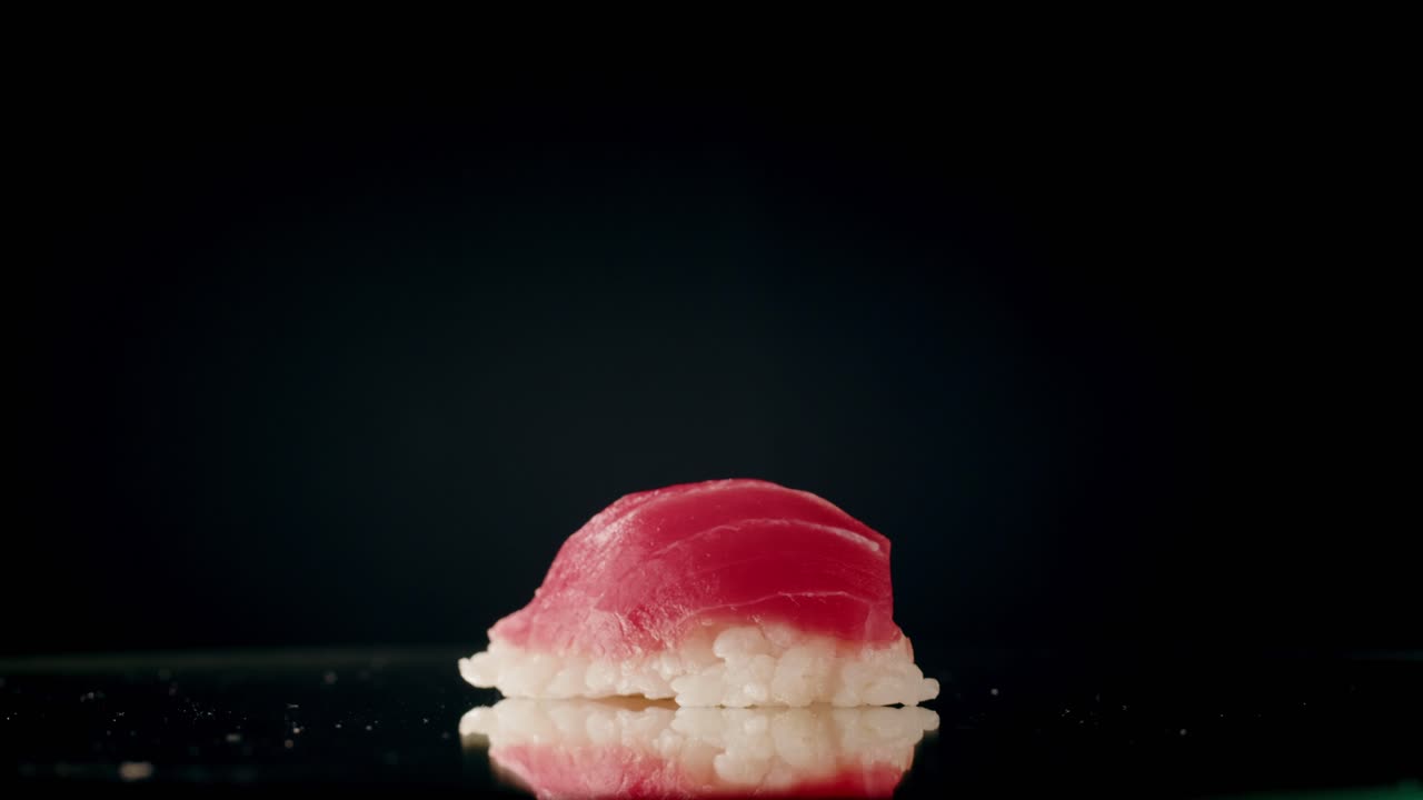 plato de sashimi, restaurante japonés, atún fresco y rebanadas de salmón en un café moderno, comida tradicional, plato de pescado rojo crudo, omega 3.