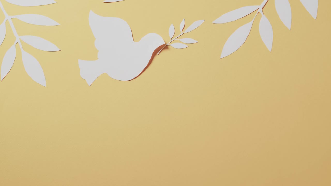 primer plano de paloma blanca con hojas y espacio de copia en fondo amarillo