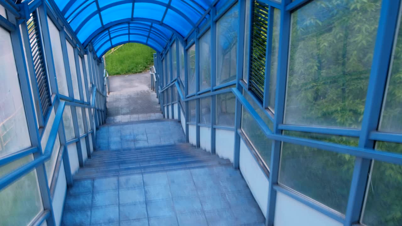 내부에서 높이 올라간 보행자 교차로의 계단으로 내려가는 것. 도로를 건너 안전한 통로.