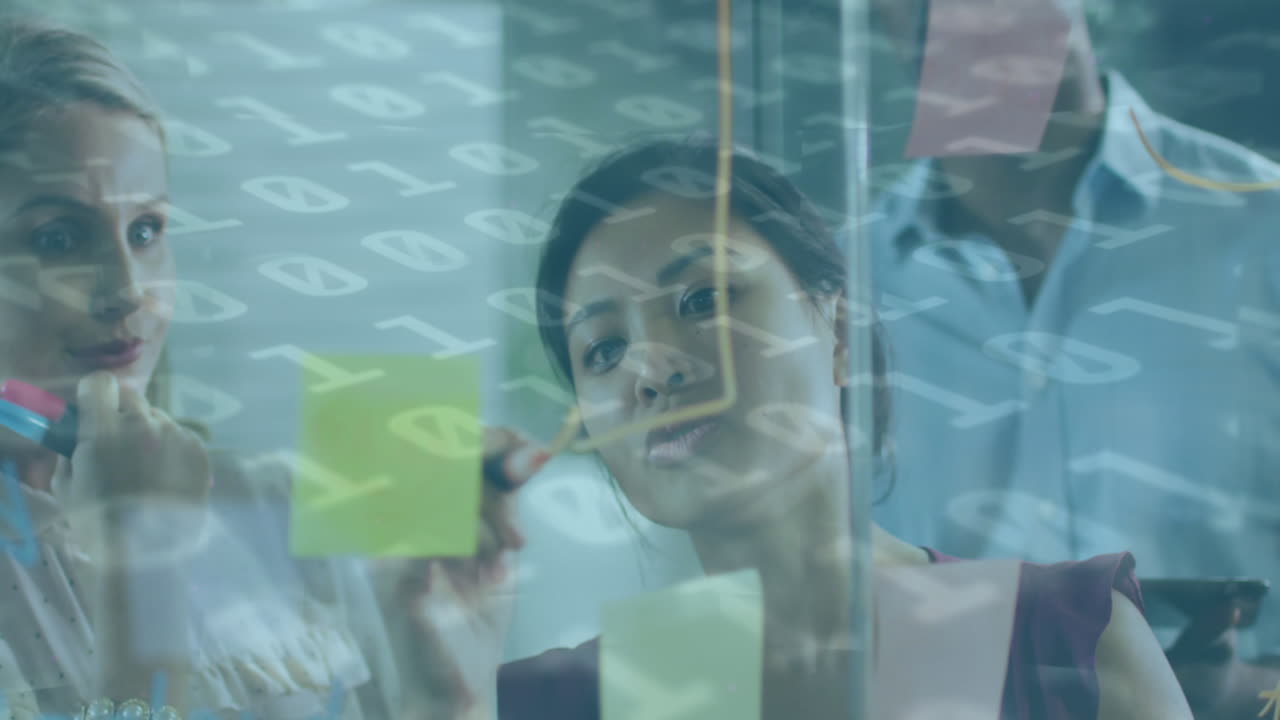 animación de codificación binaria sobre diversas personas de negocios tomando notas
