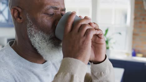 Hombre-Afroamericano-Hombre-Mayor-Tomando-Café-En-Casa