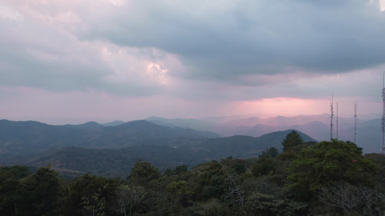 페루의 리마 지방의 카네테 지방에 있는 한때 상업 항구였던 시 마을인 세로 아즐 (cerro azul) 의 뒷면 드론