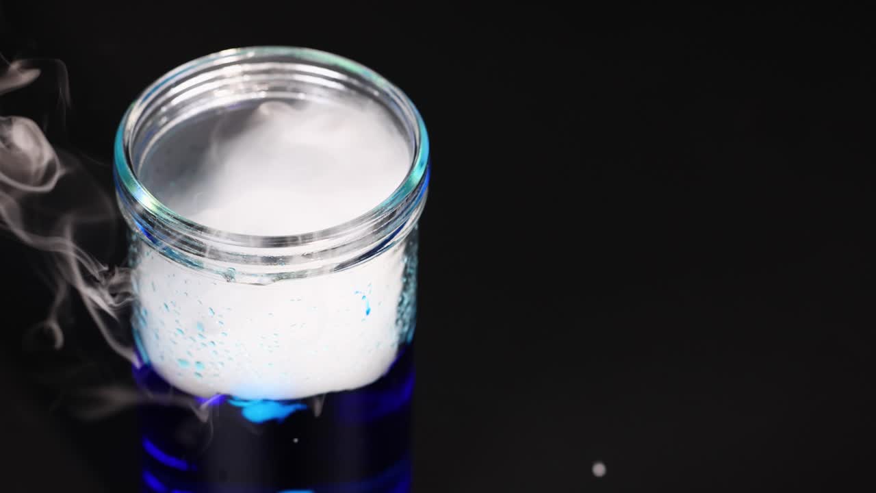 el hielo seco reacciona con el agua, creando humo.