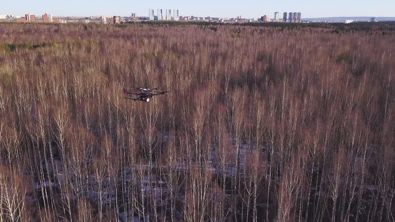 숲 위 를 날아다니는 드론