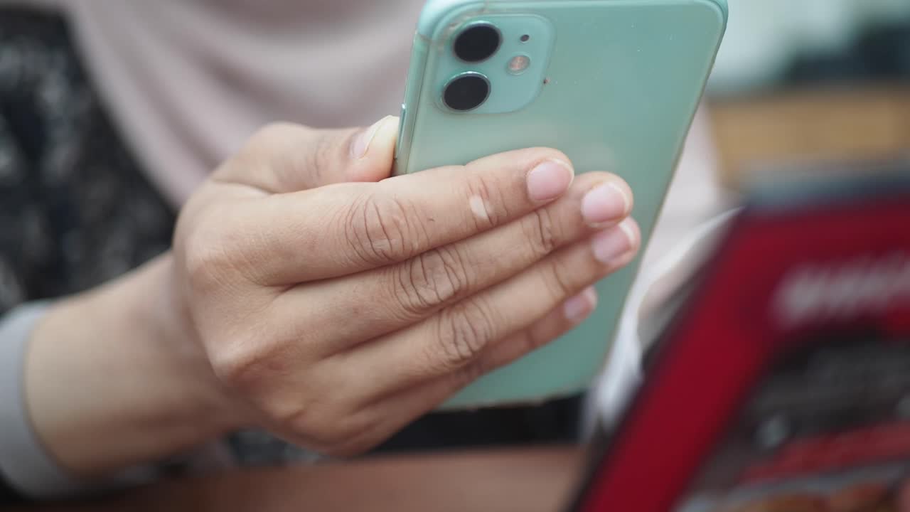 persona con un teléfono móvil