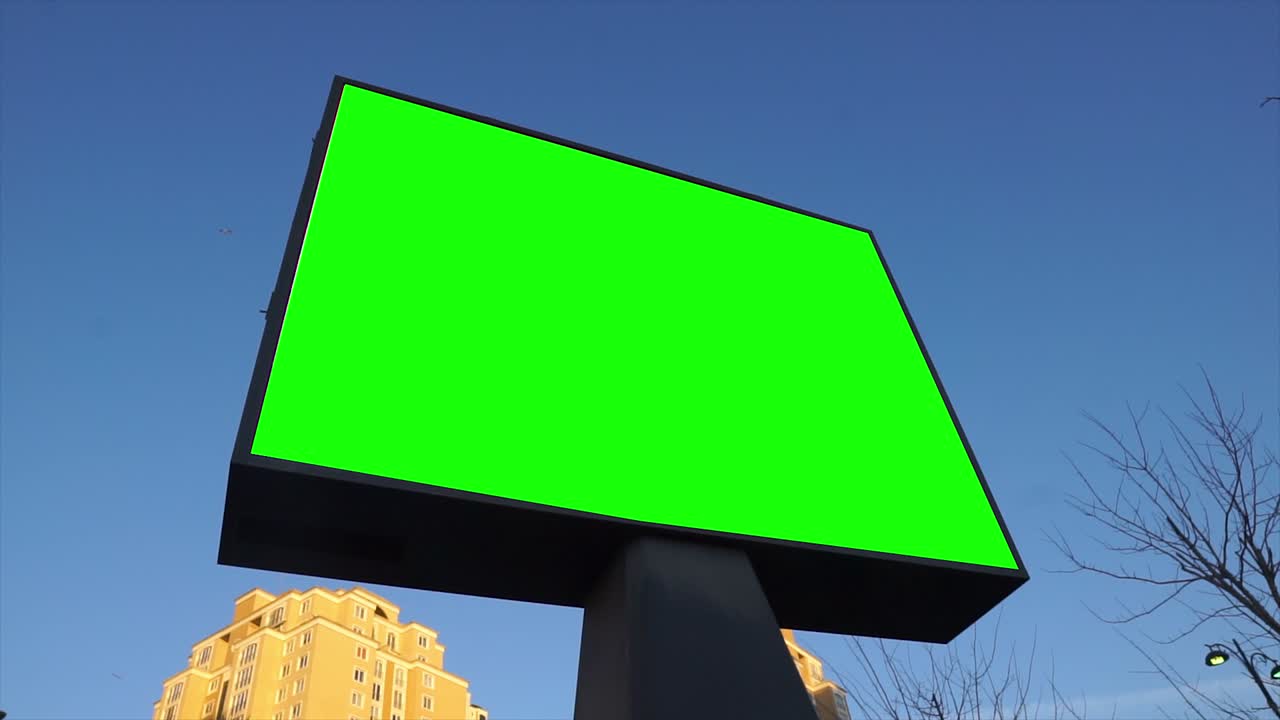 cartel de pantalla verde en la vida urbana, la ciudad. panel de publicidad en blanco, banner para el marketing. clave de croma signo vacío.