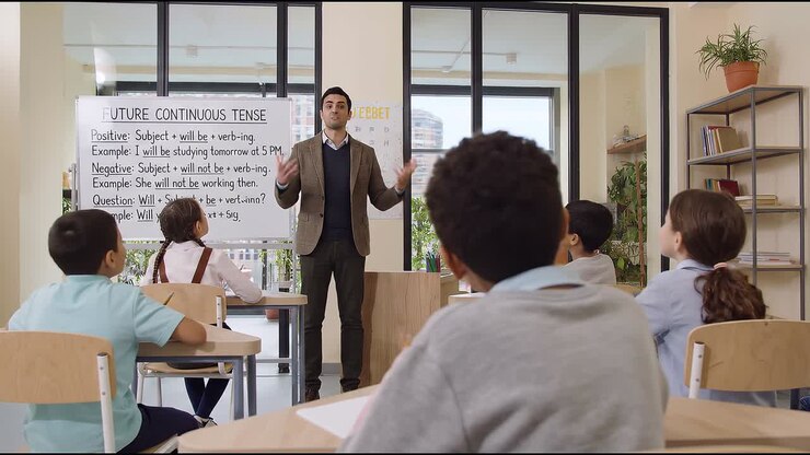 Insegnante che guida gli studenti attraverso una lezione sui concetti di grammatica e di linguaggio in aula, con un'atmosfera di apprendimento focalizzata