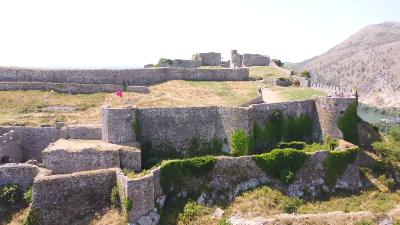 Luftfoto av et gammelt slott på en bakketopp