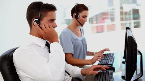 Hombre-Y-Mujer-De-Negocios-En-Un-Call-Center