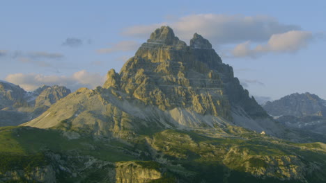Sonnenuntergang-Zur-Goldenen-Stunde-Auf-Den-Berggipfeln-Der-Drei-Zinnen-In-Den-Italienischen-Dolomiten