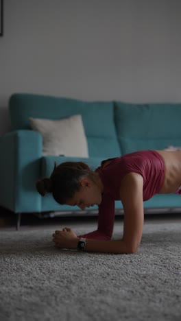 mujer haciendo ejercicio de tabla en casa