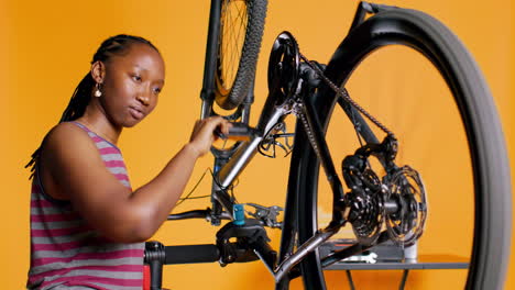 Ingeniero-Comprobando-El-Rendimiento-De-La-Bicicleta-Haciendo-Girar-La-Rueda-De-La-Bicicleta-Durante-El-Mantenimiento