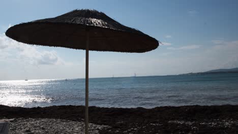 escena de playa con un paraguas de paja