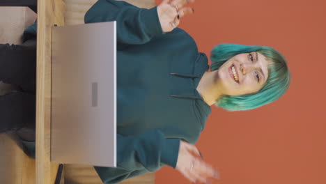 video vertical de la joven saludando a la cámara.
