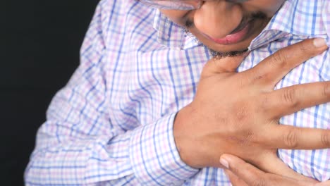 hombre con dolor en el pecho