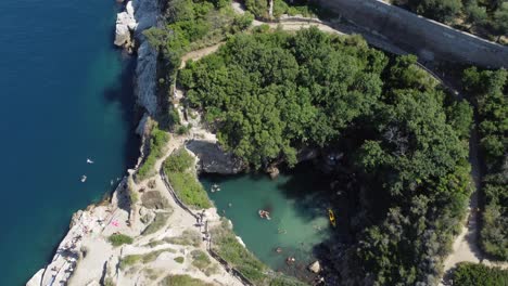 Ein-Versteckter-Strand-Inmitten-Der-Felsen-In-Sorrent,-Italien