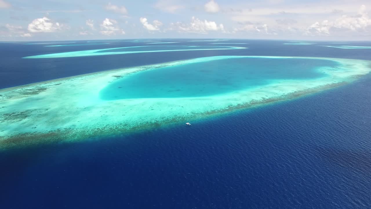 una vista aérea muestra el arrecife fuera de maldivas 1