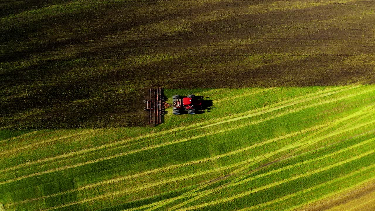 Veduta aerea di un trattore che coltiva un campo