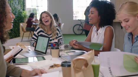 empresarios profesionales que se reúnen, mujeres líderes que comparten ideas creativas para el desarrollo de proyectos, equipos multiétnicos que trabajan juntos en la sala de juntas de la oficina.