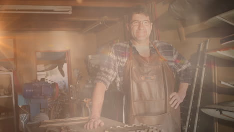 animación de un hombre caucásico feliz en un taller sobre puntos de luz